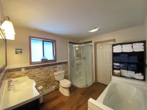Spacious lake-house with 2 king beds and sleeps 12 easy, 2 minute walk to Lake.  - Image 4