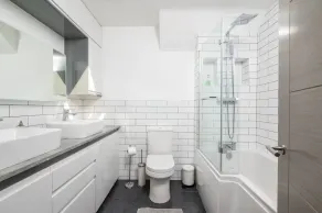 Modern duplex apartment with Cinema, sleeps 6! - Image 4