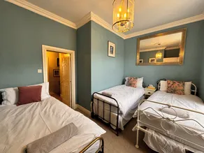 Grade 1 - Centrally located Georgian Maisonette - 2 bedroom - Image 3