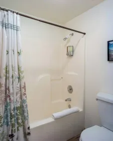 „Garden Retreat“ ist ein geräumiges, umzäuntes Haus in der Nähe des Moran State Park, der Doe Bay und des Obstruction Pass State Park. Umgeben von gepflegten Gärten bietet dieses Inselhaus drei Schlafzimmer mit eigenem Bad, eine gut ausgestattete Küche, S - Image 5