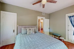 Charming dog-friendly home with enclosed yard, full kitchen, central AC, & W/D - Image 5