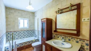 Landligt hus med rustik charme blandt olivenlunde - Image 3