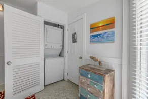 FLAMINGO ROSE ~ Midtown 3 Bedroom, 2 Bathroom Home w/ Pool & Parking! - Image 2