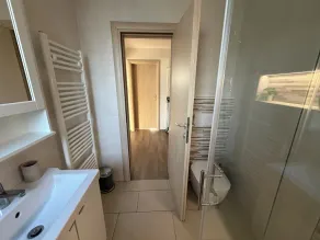 Modern apartma located in a quiet street, located near the lake. - Image 5