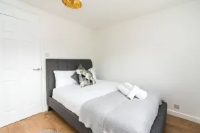 Sleek and Stylish 2BD Home with a Garden Anerley - Image 5