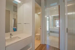 Magnificent architect designed 4 Bedroom Straddie Beach House centrally... - Image 2