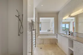 Penthouse apartment in central Point Lookout.  Walk to beach. - Image 5
