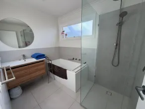 Tranquil holiday rental with all amenities. Near the bay beach and shops. - Image 3