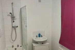 House - Sleeps 3 & Free Parking - Image 2