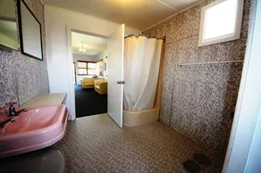 Comfortable, pet friendly cottage that is only a short stroll to the... - Image 5