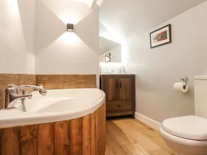 NEUADD WEN, pet friendly, character holiday cottage in Cerrigydrudion - Image 4