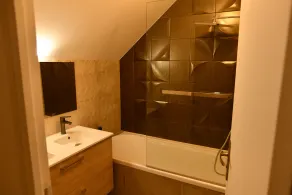 La maison penchée avec jacuzzi privé - Image 3