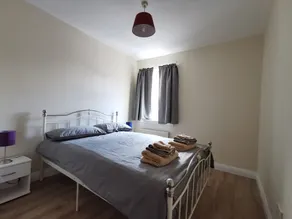 2 bed right on Leith Walk 15 min walk to Waverly ! - Image 5