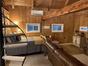 Tranquil Log Cabin adjacent to Mark Twain National Forest + minutes to the river - Image 5