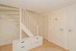 Esta villa de água é agradável, leve e de muito bom gosto. Oferece espaço suficiente para toda a família com - Image 2