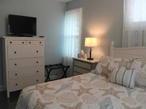Classic Beach Cottage w/ private yard - Image 3