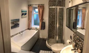Lovely 3 Bedroom holiday home with free parking - Image 4