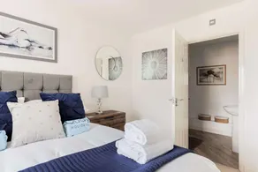 Harbourside Retreat - Spacious Balcony with Harbour Views - Image 4