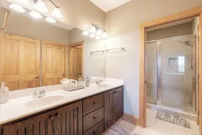 Chalakee Lodge CH3: In der Nähe von High Country Sehenswürdigkeiten, Luxus-Eigentumswohnung, Gated Resort mit Annehmlichkeiten wie Pools, Fitness, Angeln, Bergblick, 10% Last-Minute-Rabatt verfügbar - Image 2