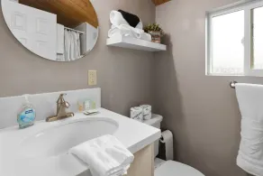 Five Pines - Cabane Moderne Avec Wifi, Télévision par Satellite et Bain à Remous! 2 Heures Gratuites de Location de Vélo / Kayak! - Image 4