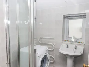 GWYLAN APARTMENT, romantic, character holiday cottage in Tenby - Image 3