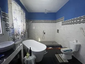 1 King bed, cable tv , wifi mini fridge stocked with welcome beer - Image 5