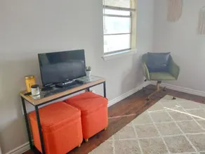 Texas Tin Star Tiny Home-Dusty Feathers Ranch. 9acres. Close to Cedar Creek Lake - Image 3