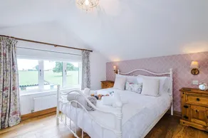 NEW Stunning 3 Bed Cottage in Audlem by 53 Degrees Property Ideal for Families & Groups - Image 4
