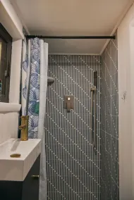Tiny house-Deluxe-Ensuite Dusche-Bergblick-Pine House - Image 4