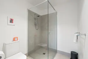 Stylish 2-Bed Townhouse with Balcony - Image 3