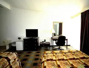 COURTYARD ROOM, 2 QUEEN BEDS WITH RIVER-VIEW - Image 5