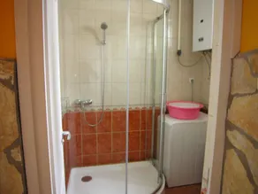 Holiday home near the city centre with washing machine - Image 3