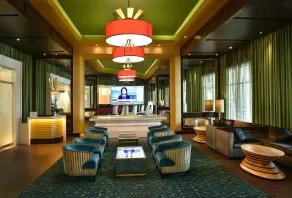 Deluxe Double Queen Room steps from Graceland -Pool -Gym -Airport Shuttle - Image 4