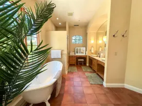 Wine Country Villa, Brush Creek, Heated Pool & Hot Tub - Image 2