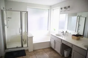 Spacious & Spotless Family Retreat -Single-Story Comfort – Close to Everything! - Image 2