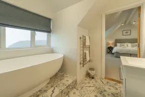 Fremragende indrettede indkvartering og et beroligende boblebad på den overdækkede balkon. - Image 5