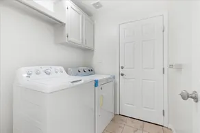 Revitalizing 3 Bedroom Home in Bakersfield with Pool and Wi-fi - Image 3