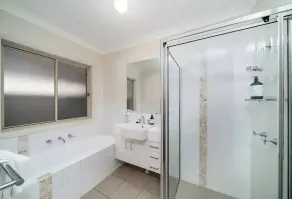Light & Bright Homely Villa - Image 3