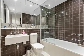 Luxury Southbank Sub-Penthouse – Stunning Views, Steps to Dining & CBD - Image 4