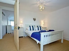 4 bedroom accommodation in Fowey - Image 3