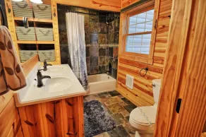 Charming 3-bedroom cabin in Laurel Springs, NC, perfect for family getaways. - Image 3