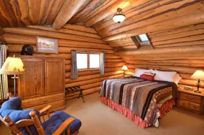 SPÉCIAL AUTOMNE! - Expérience MT Cabin unique avec bain à remous, ruisseau, forêt, emplacement! - Image 4