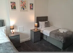 Spacious Leeds Home Sleeps 6 with Free Street Parking - Image 5