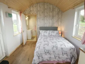 The Lazy Llama Farm Stay Shepherd Hut - Image 5