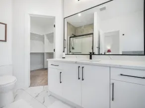 Beautiful 4 bedroom home 5 minutes away from the movie theatre. - Image 5