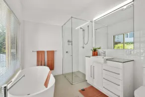 “Blending Style & Luxury” – Ocean views and close to beach - Image 3