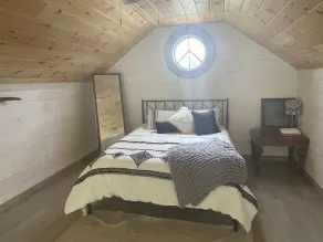 The \"Hang-over\"  Winery Treehouse - Image 4