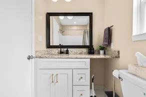New! Comfy 1BR Upper Flat near Downtown Roseville - Image 3