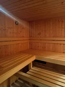 TYPISK HUS MED INDENHAVSBADBAD I VINTER OG UDENDORS I SOMMER - Image 4