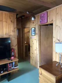 MOONDOG RETREAT: Tranquil Lakefront Cottage - Image 3